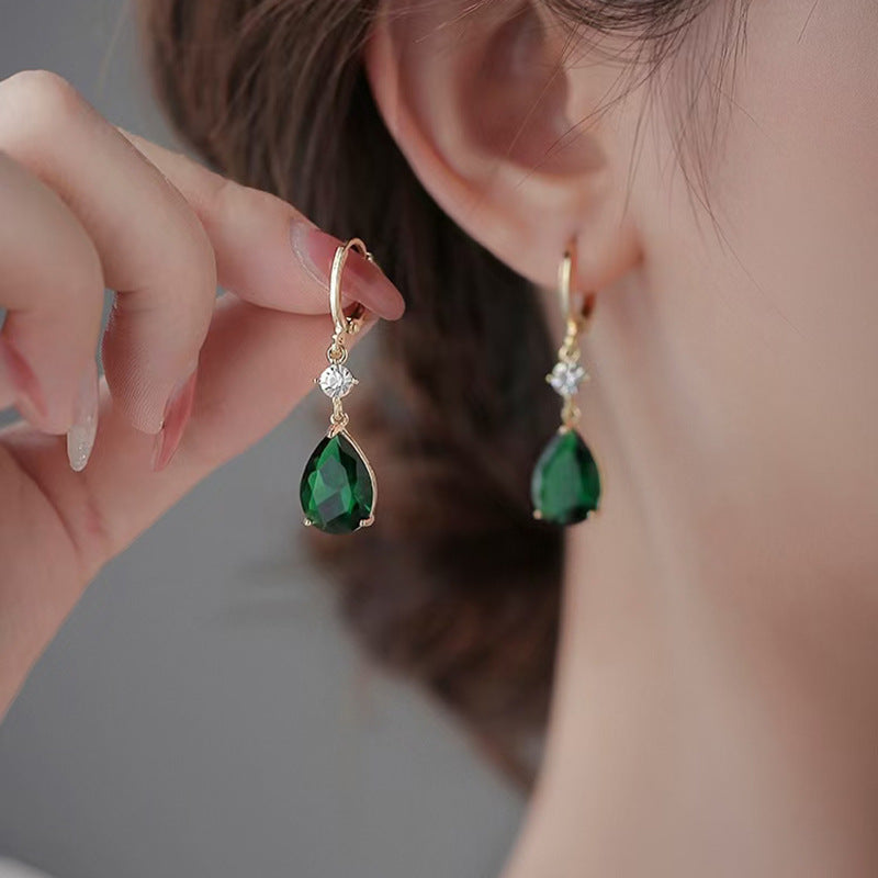 Emerald Teardrop Earrings That Are Versatile And Elegant