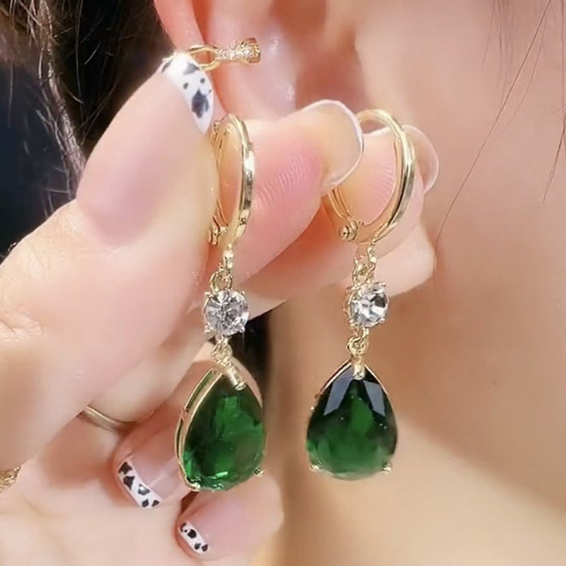 Emerald Teardrop Earrings That Are Versatile And Elegant